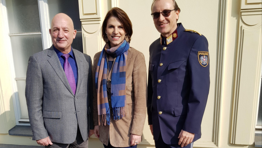 Karoline Edtstadler besucht Hietzinger Polizeiinspektion in der Lainzer Straße