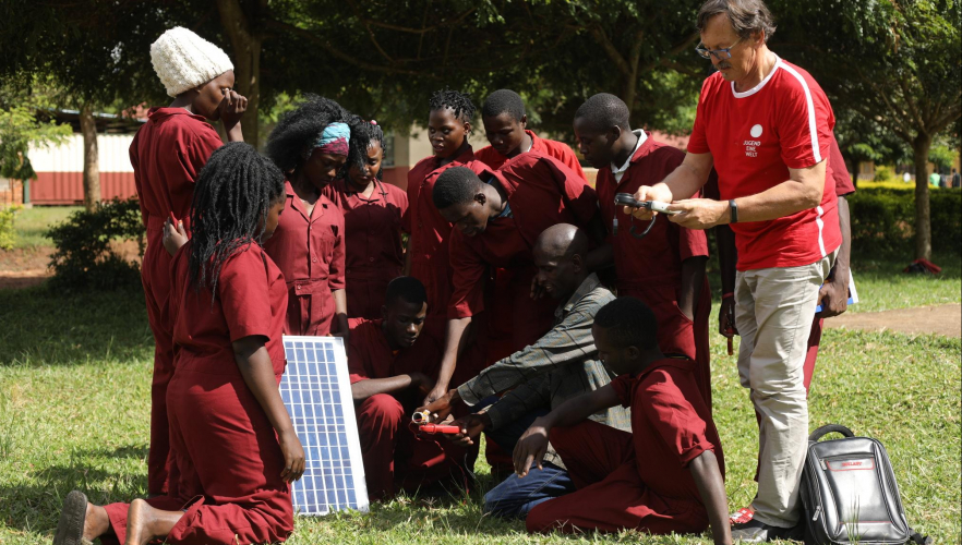 JEW bildet Jugendliche in Afrika und Indien zu SolartechnikerInnen aus